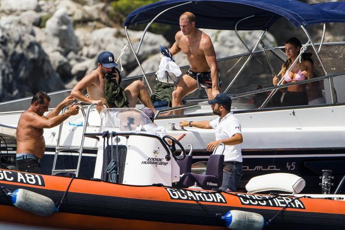 Higuain viene fatto salire a bordo del gommone della guardia costiera e si dirige a riva. Luca Contini Production